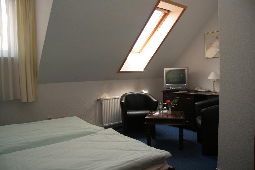 Hotel & Restaurant Zum Brunnen Jarmen Room photo
